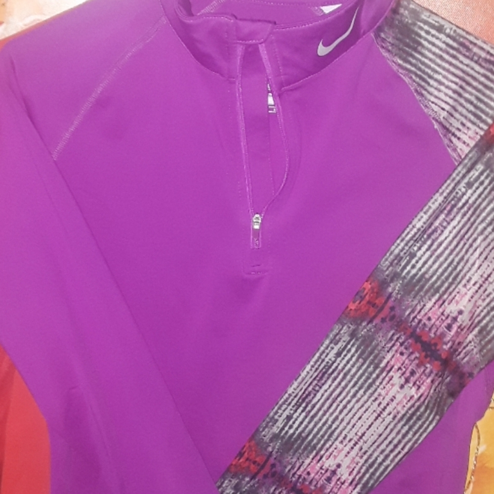 Nike lg sleeve fitted pullover.